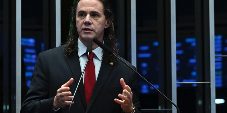 Na tribuna do Senado, Veneziano denuncia tentativa de compra de mandato de Senador na Paraíba