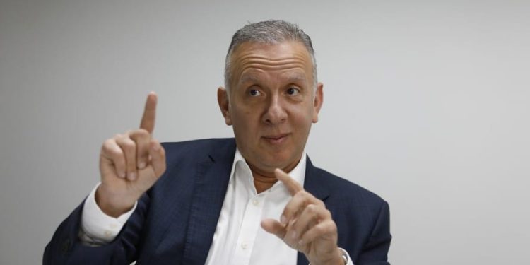 Até quando o tiozão vai constranger a autoridade do sobrinho?