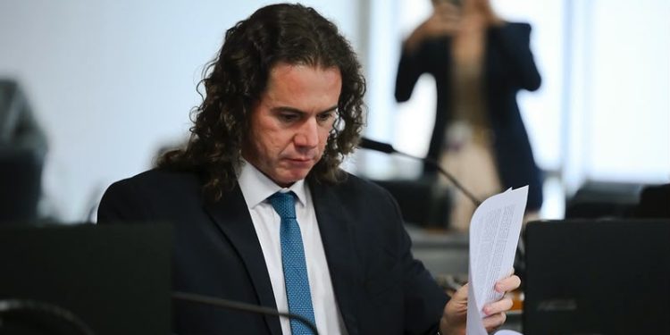 Veneziano já está em Brasília para votar e articular a aprovação do fim da escala 6×1, sem redução salarial