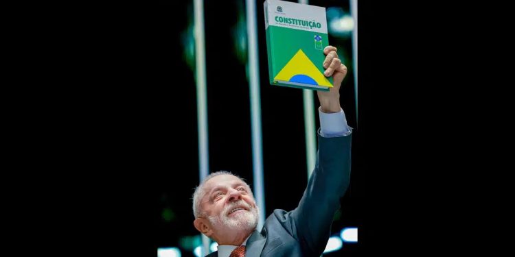 Lula promulga fim da escala 6×1 em sessão solene do Congresso