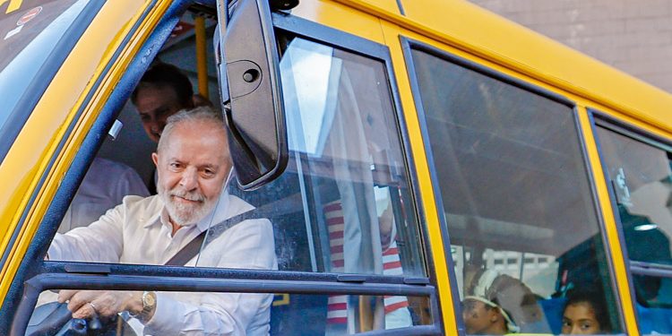 Lula anuncia PEC para garantir tarifa zero no transporte público aos finais de semana em todo o Brasil